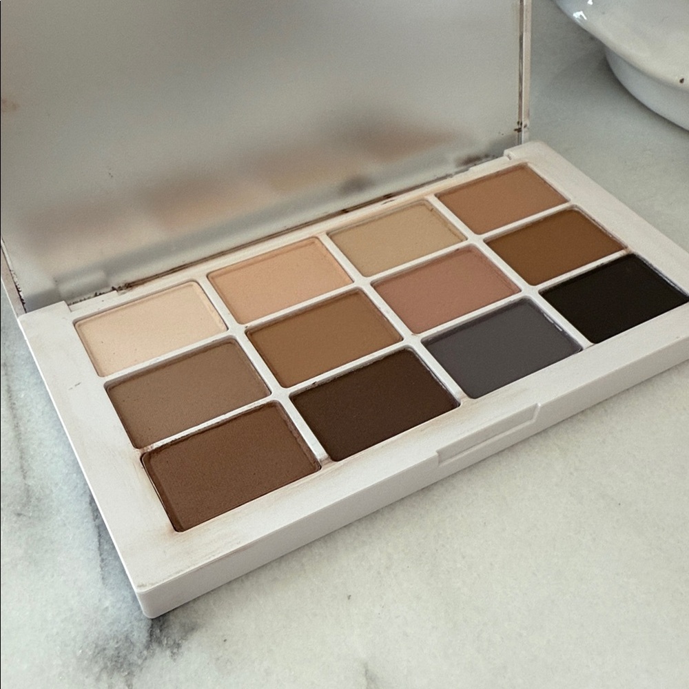 Makeup by Mario 
MASTER MATTES® EYESHADOW PALETTE: THE NEUTRALS - Picture 5 of 9